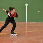 Exhibición de pelota con patines